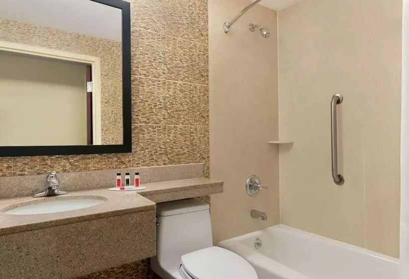 Hotelli Days Inn By Wyndham Brooklyn