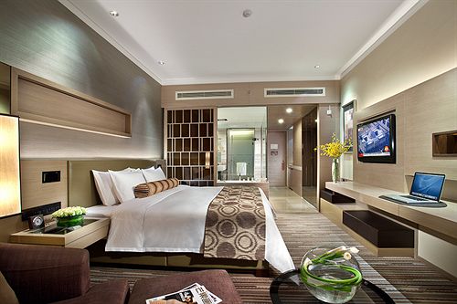 Longchamp Garden Hotel