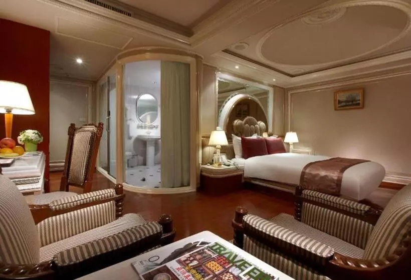 هتل Charming Castle