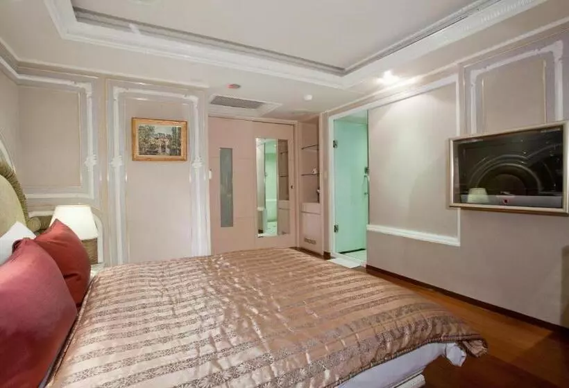 هتل Charming Castle