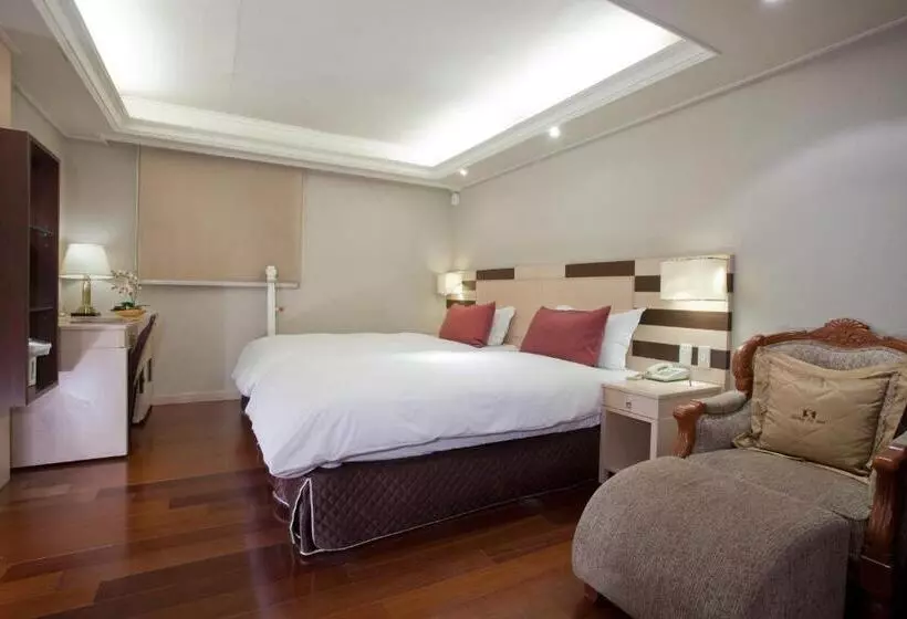 هتل Charming Castle