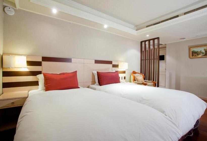 هتل Charming Castle