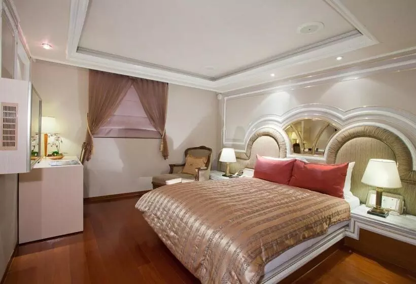 هتل Charming Castle