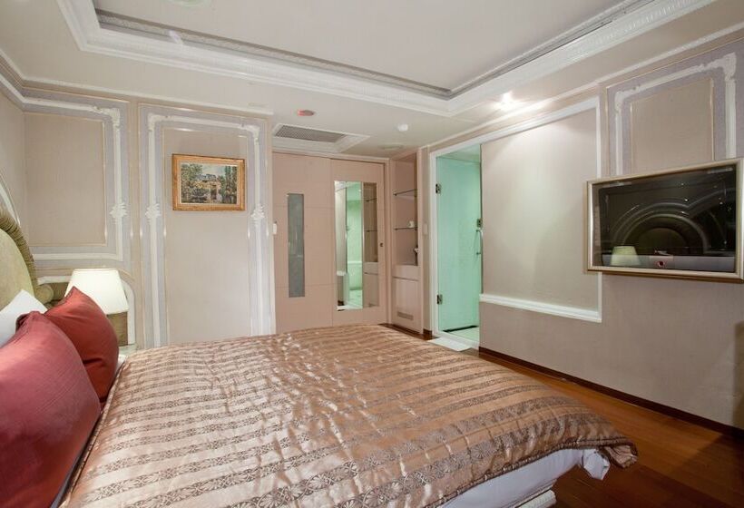 هتل Charming Castle