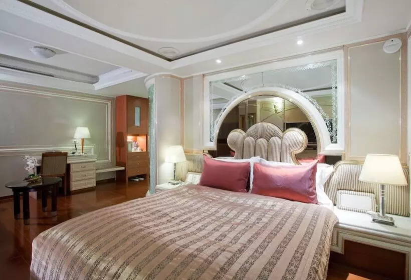 هتل Charming Castle