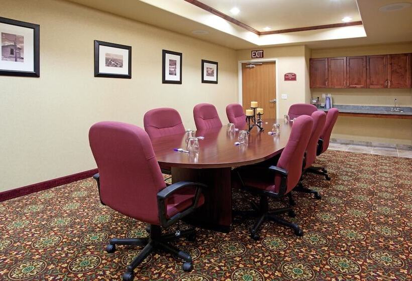 Отель Holiday Inn Express & Suites Douglas, An Ihg