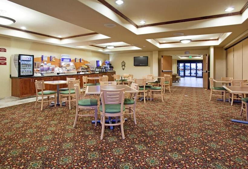 Отель Holiday Inn Express & Suites Douglas, An Ihg