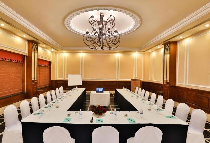 ホテル Sun N Sand Shirdi