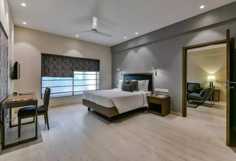 Отель Sun N Sand Shirdi