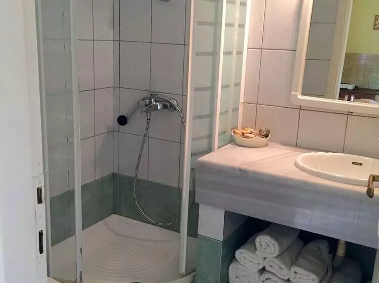 The Mayflower Studios & Apartments