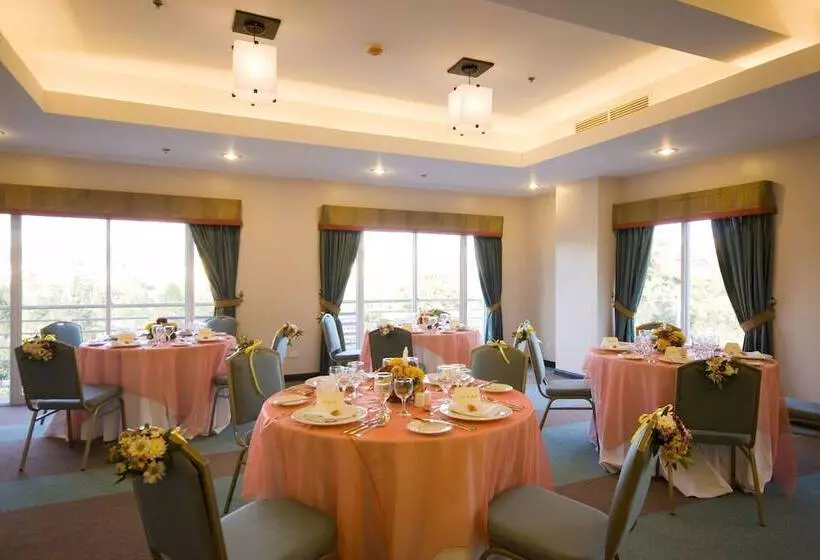 Отель Baguio Burnham Suites