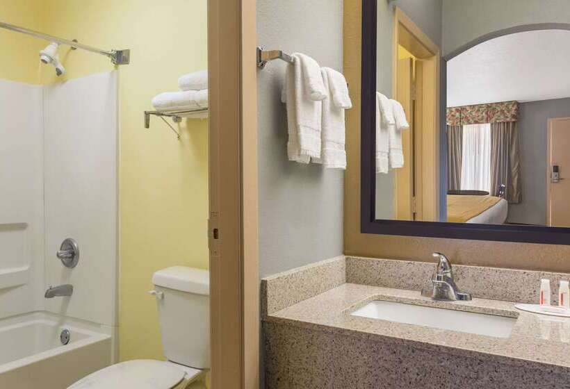 Hotel Baymont By Wyndham Mobile/tillmans Corner