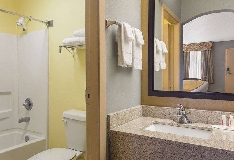 Hotel Baymont By Wyndham Mobile/tillmans Corner