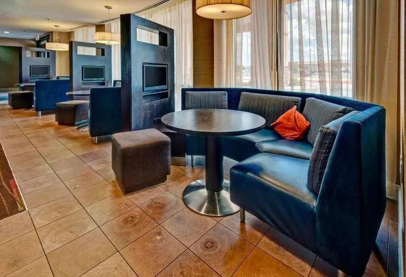 هتل Courtyard By Marriott Midland