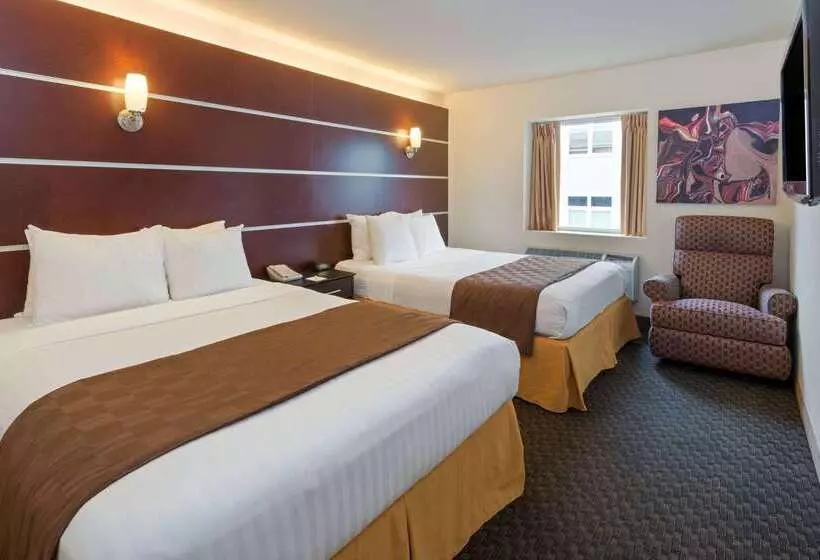 هتل Days Inn & Suites By Wyndham Milwaukee