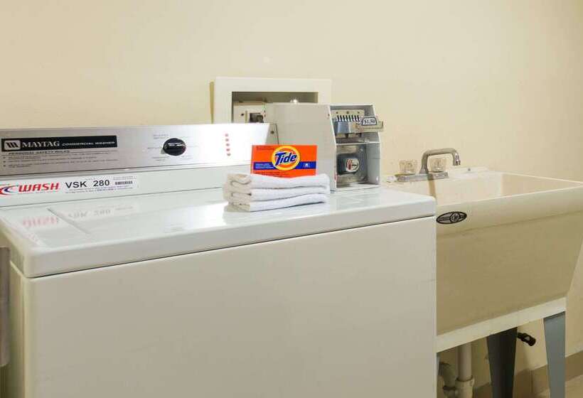 فندق Days Inn & Suites By Wyndham Milwaukee