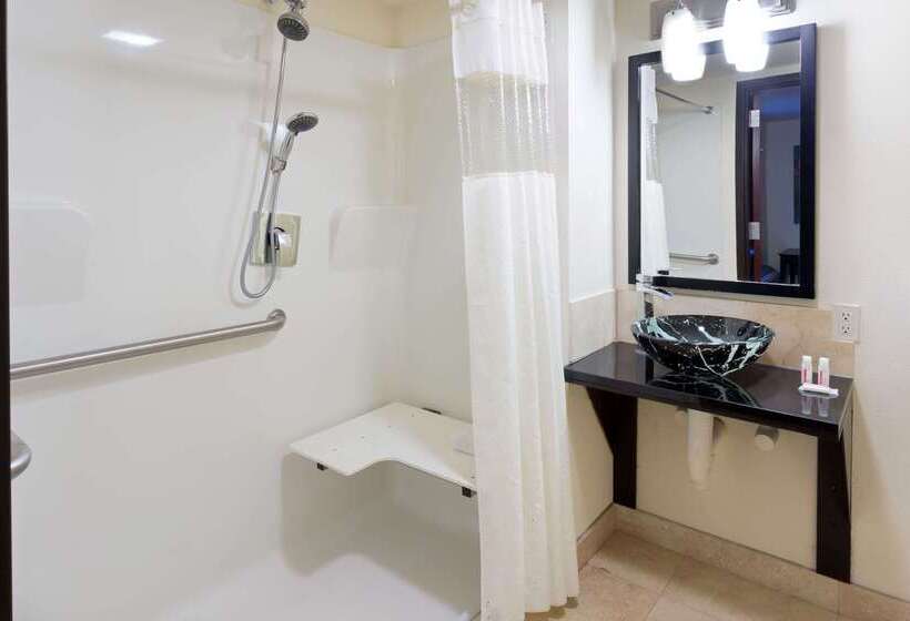 فندق Days Inn & Suites By Wyndham Milwaukee