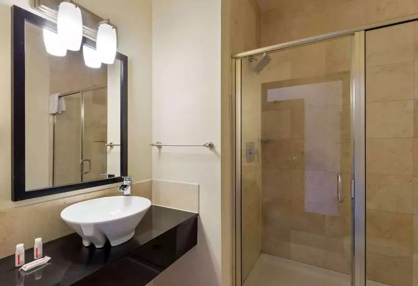 هتل Days Inn & Suites By Wyndham Milwaukee