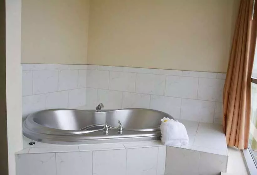 هتل Days Inn & Suites By Wyndham Milwaukee