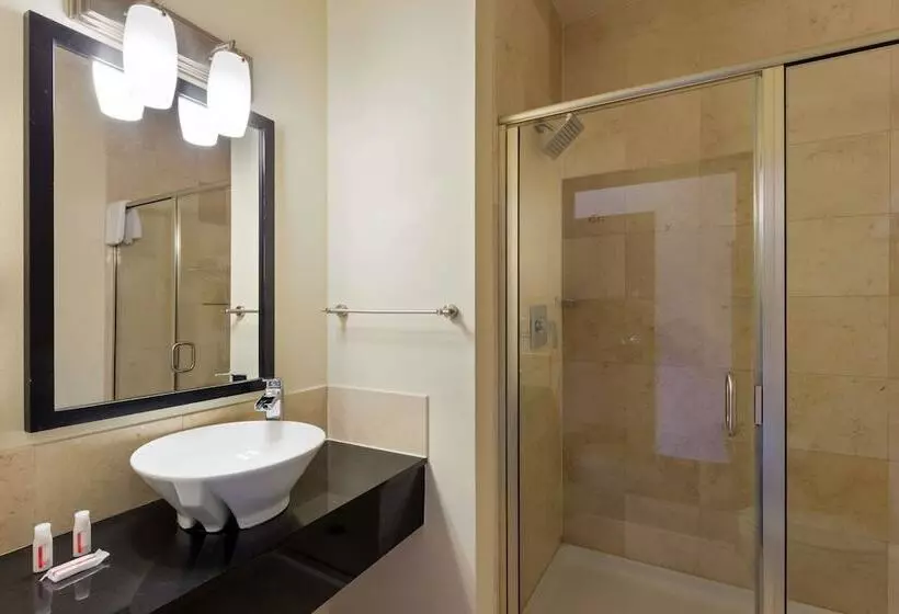 هتل Days Inn & Suites By Wyndham Milwaukee