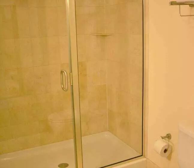 هتل Days Inn & Suites By Wyndham Milwaukee