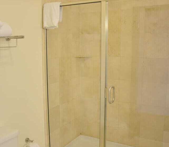 فندق Days Inn & Suites By Wyndham Milwaukee