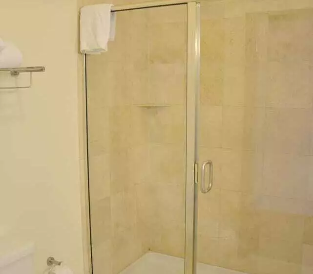 هتل Days Inn & Suites By Wyndham Milwaukee