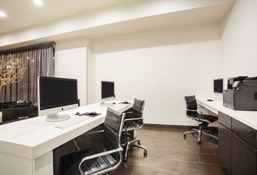 Отель Holiday Inn Express & Suites Amarillo West, An Ihg