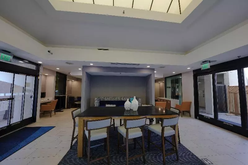 酒店 Holiday Inn Express & Suites Santa Clara   Silicon Valley, An Ihg