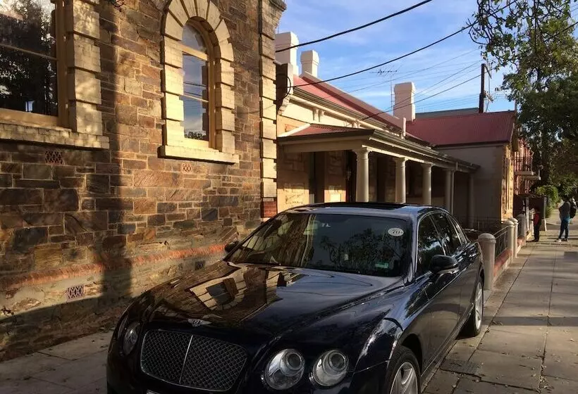 Hotelli North Adelaide Heritage Cottages & Apartments