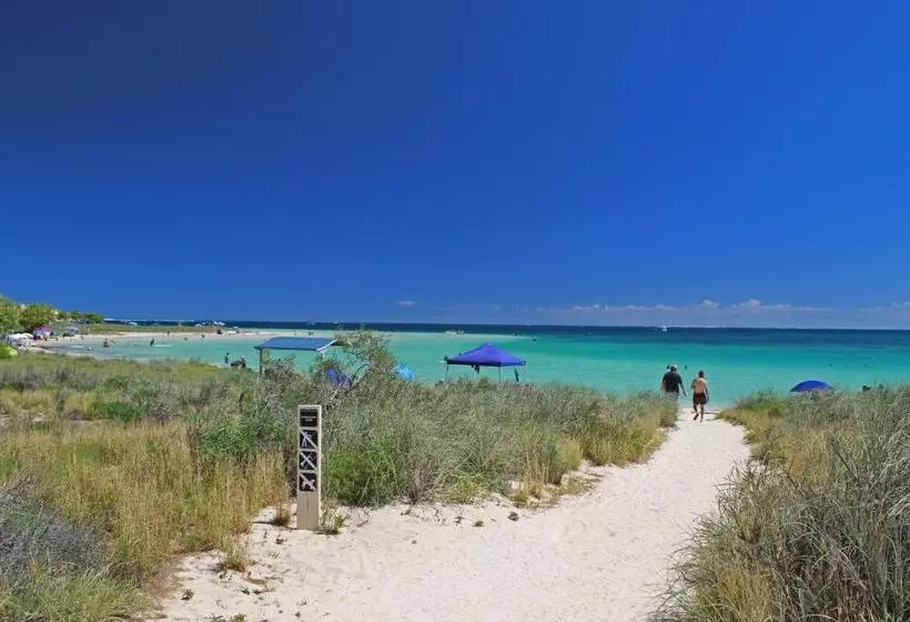 Отель Ningaloo Club Backpackers