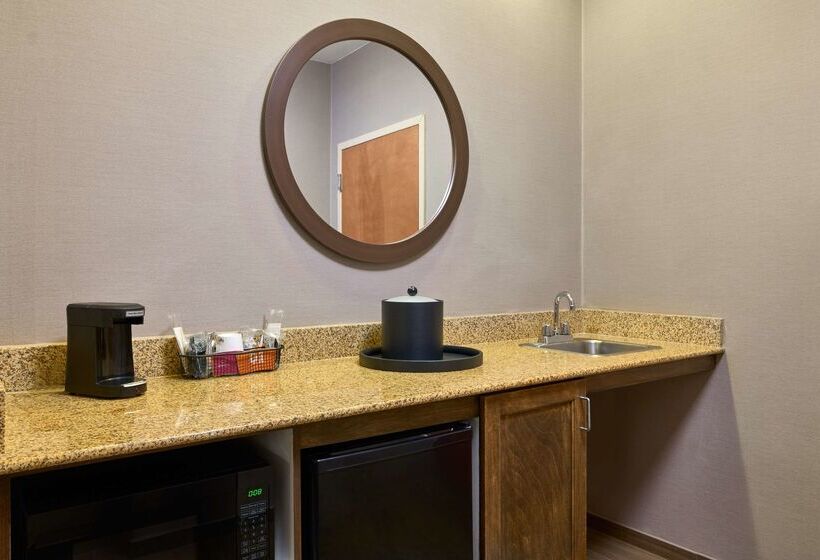 בית מלון כפרי Hampton Inn & Suites Providence/smithfield