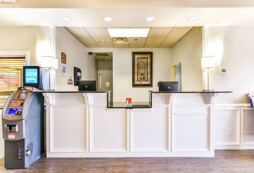 בית מלון כפרי Oyo Townhouse Oklahoma City Airport