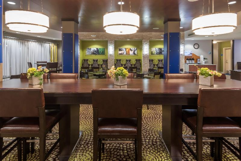 בית מלון כפרי Holiday Inn Express Hays, An Ihg