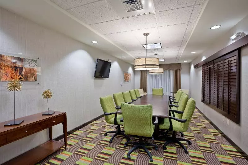 호텔 Holiday Inn Express Hays, An Ihg