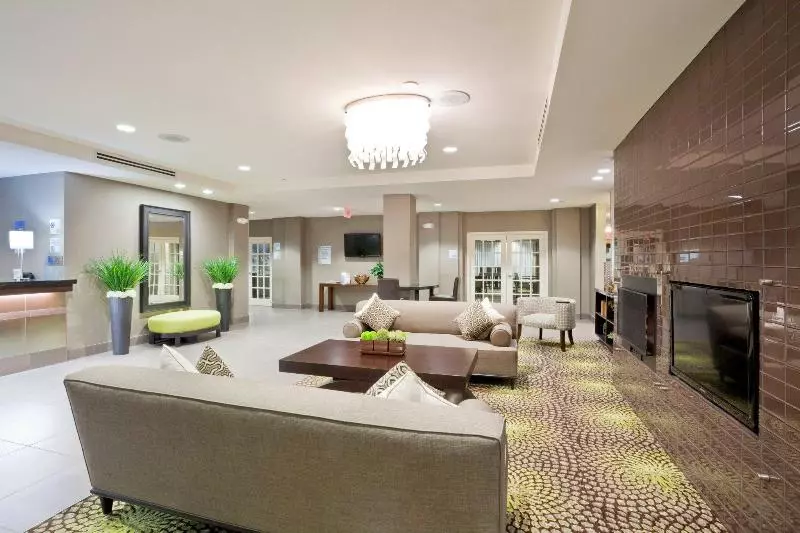 호텔 Holiday Inn Express Hays, An Ihg