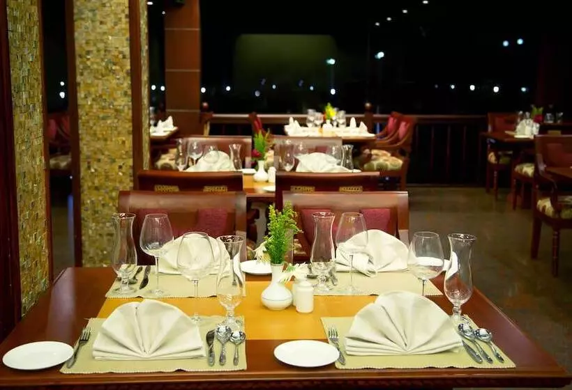 هتل Sterling Lake Palace Alleppey