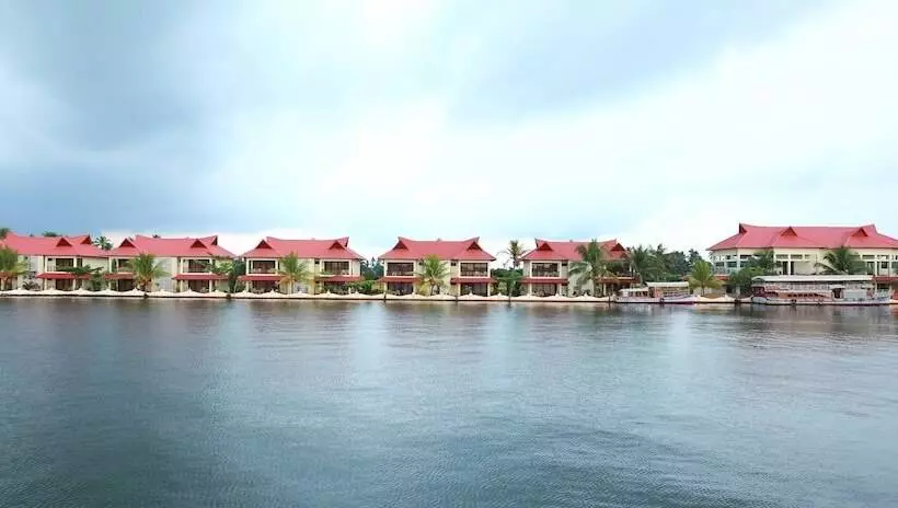 هتل Sterling Lake Palace Alleppey
