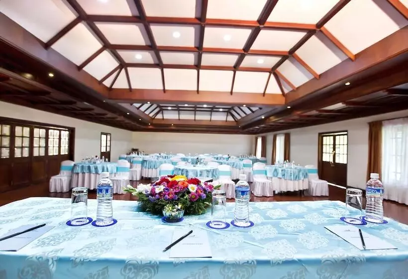 هتل Sterling Lake Palace Alleppey