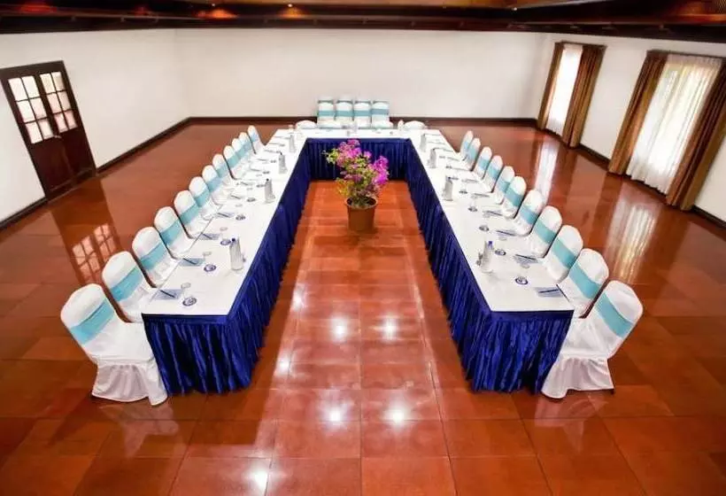 هتل Sterling Lake Palace Alleppey