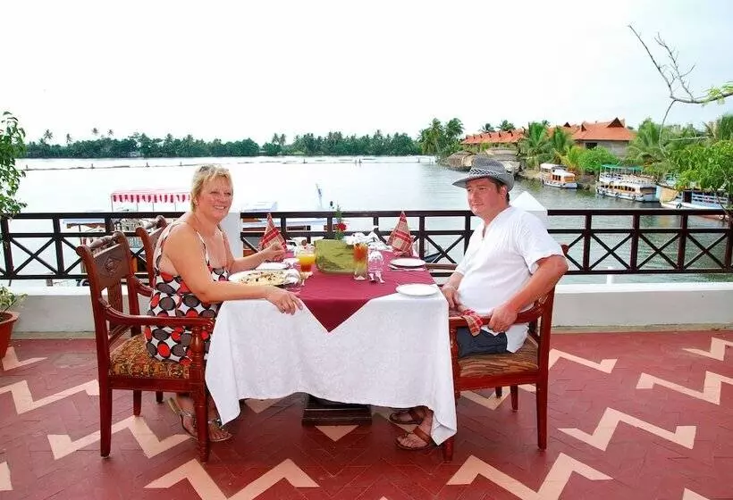 هتل Sterling Lake Palace Alleppey