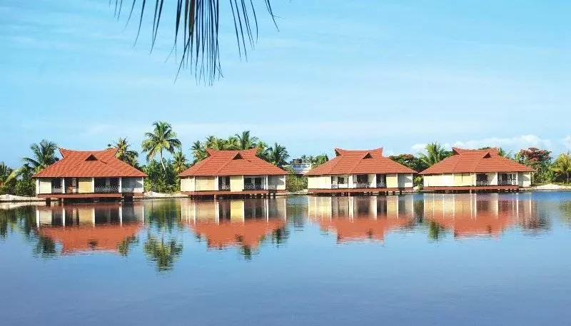 هتل Sterling Lake Palace Alleppey