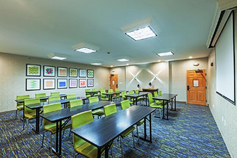 בית מלון כפרי Holiday Inn Express & Suites Tulsa S Broken Arrow Hwy 51 By Ihg