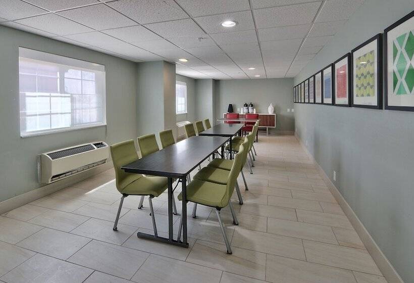 Отель Holiday Inn Express Santa Rosa, An Ihg