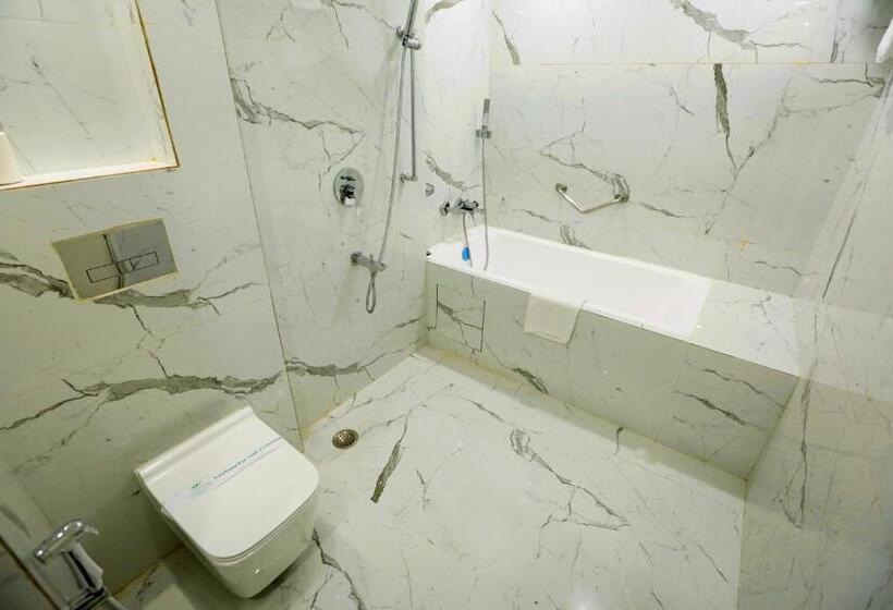 فندق Meraden Grand