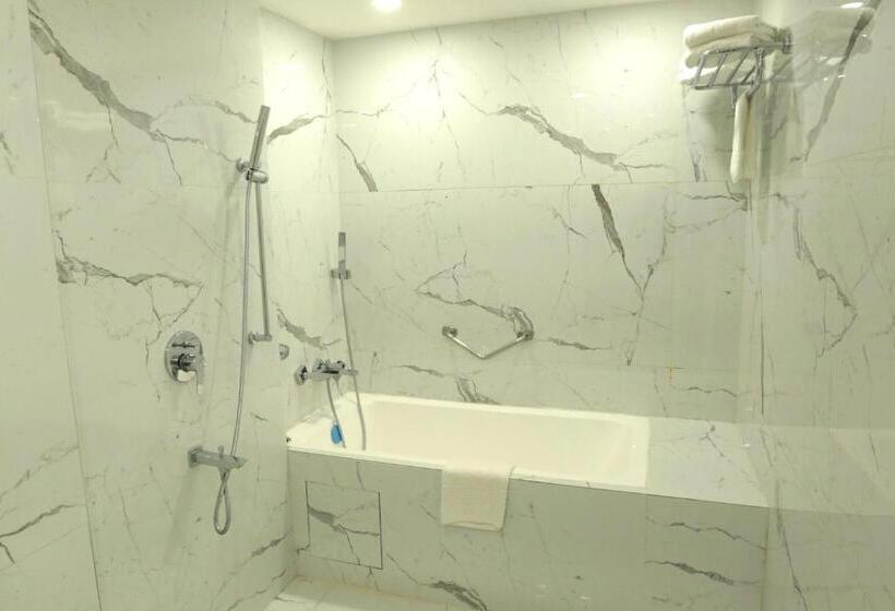 فندق Meraden Grand