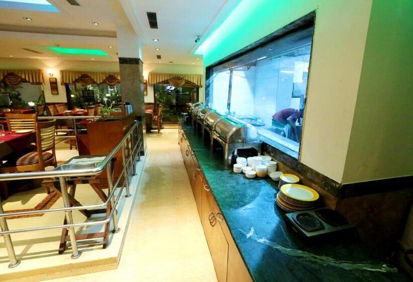 فندق Meraden Grand