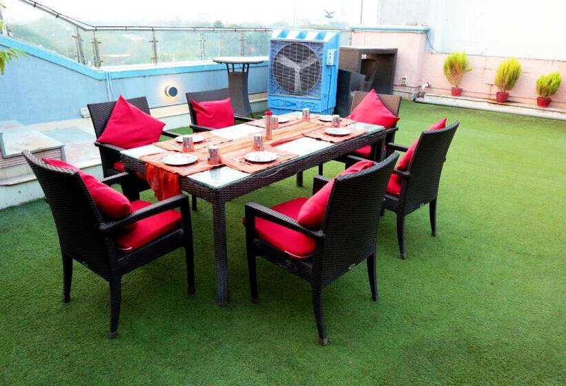 فندق Meraden Grand