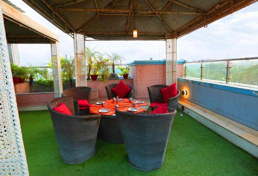 فندق Meraden Grand