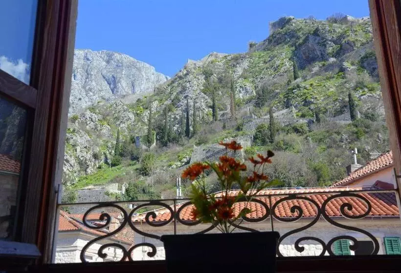 هاستل Montenegro Backpackers Home Kotor